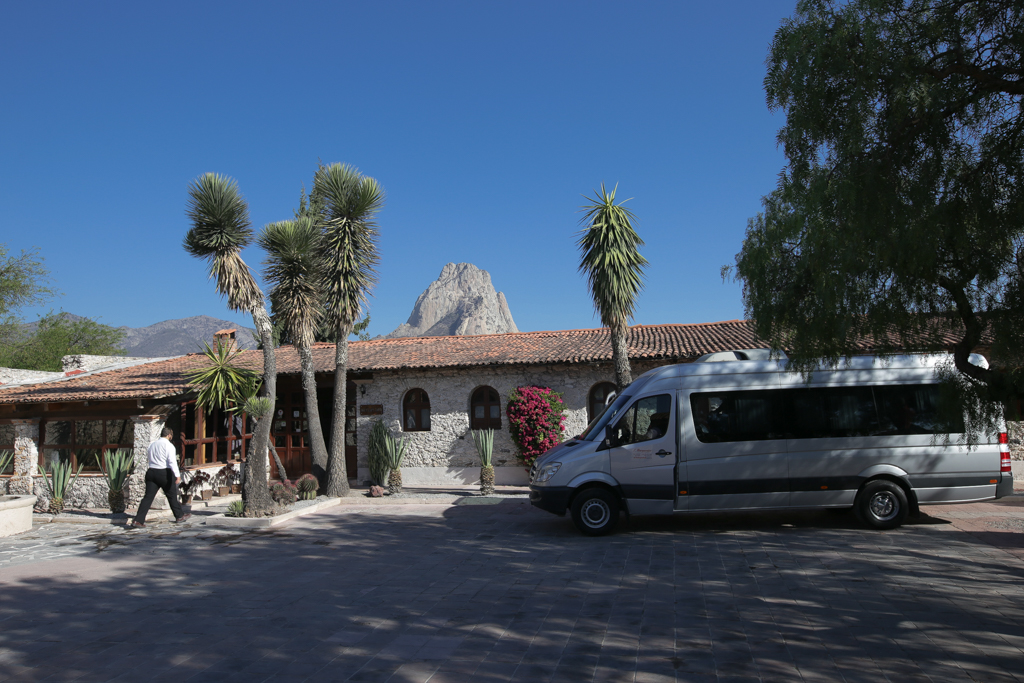 L’hôtel Parador Bernal et notre véhicule qui nous accompagne depuis le début de ce voyage - Jalpan de la Serra et Landa de Matamoros