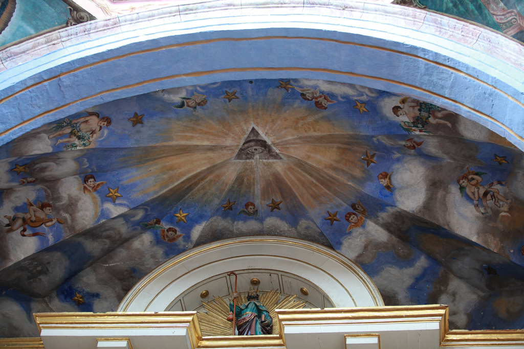 Santiago veille sur l’église de Jalpan. Des signes certainement en provenance des francs-maçons sont partout visibles dans ces églises, comme cet œil dans un triangle diffusant la lumière - Jalpan de la Serra et Landa de Matamoros