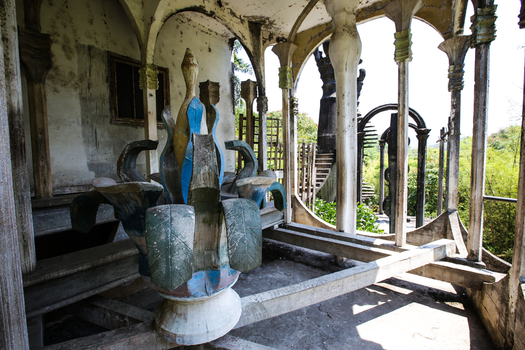 Enchevêtrement de colonnes, de poutres et de fleurs en béton - Tilaco et Xitlitla