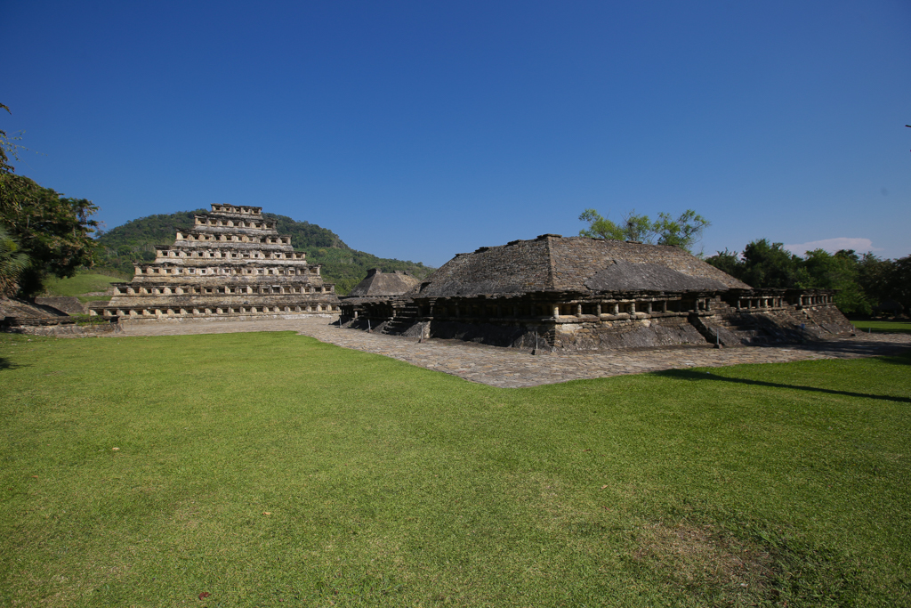 Pyramide des Niches et Edificio 12 - El Tajin