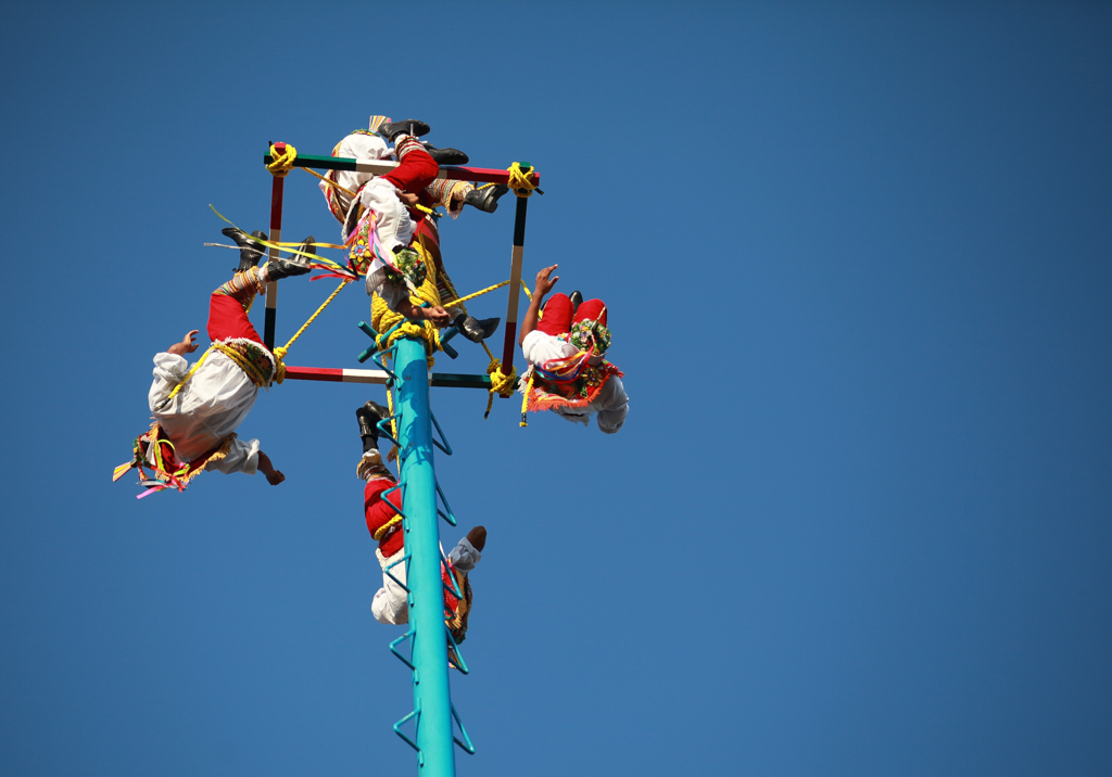 Les 4 « voladores » basculent tête en bas dans le vide - El Tajin