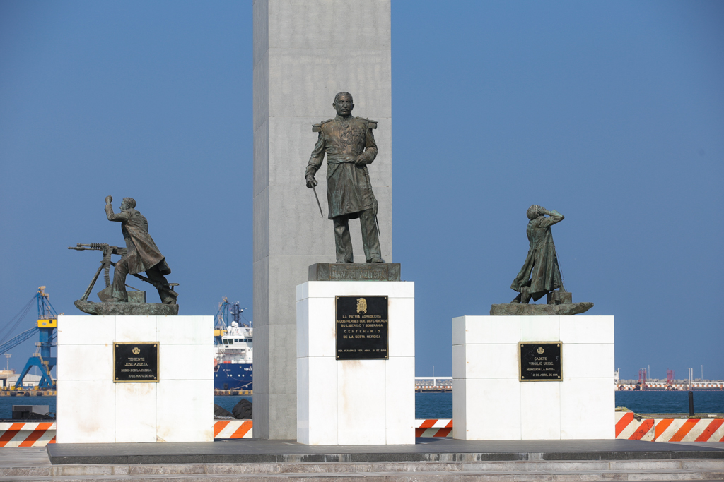 Le monument placé au bout du « Malecon », la grande promenade située en bord de mer. Il est destiné à cette ville, quatre fois héroïque, pour avoir repoussé quatre assault ! - Veracruz