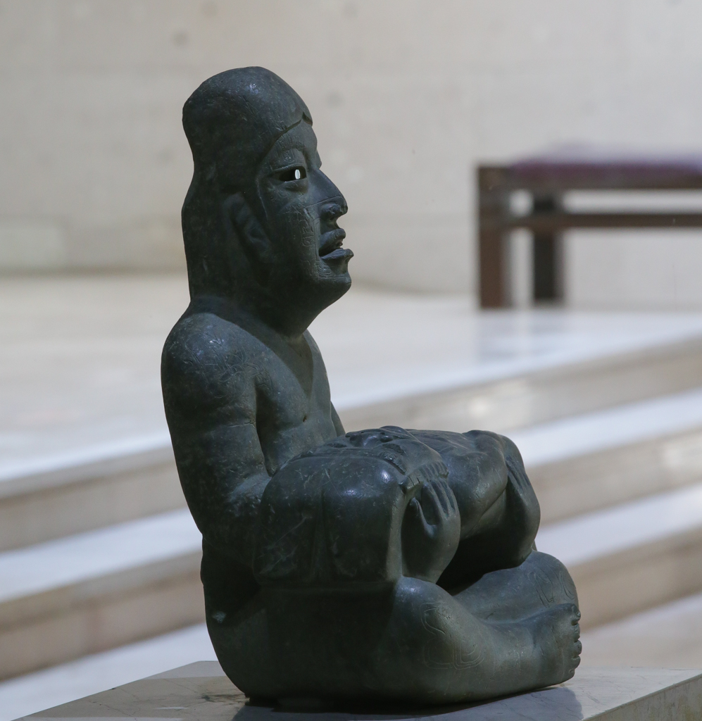 Le Senor de las Limas, une des pièces maîtresse de ce musée. C’est un personnage taillé dans une pierre verte, couvert de tatouages et portant un bébé aux traits de félins - Xalapa