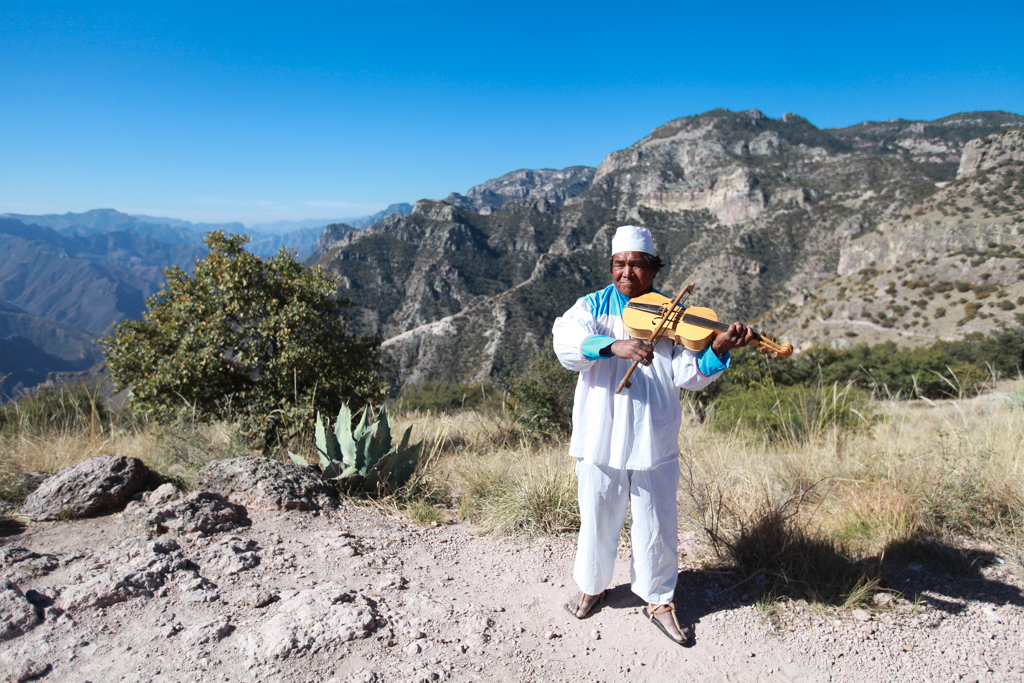 Tarahumara en tenue traditionnelle - Barrancas del Cobre et Creel