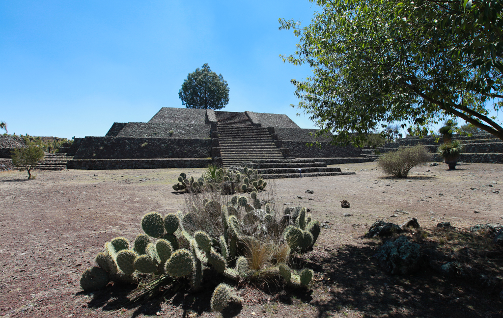 Au pied de la plus grande pyramide du site, celle qui domine toute la vaste plaine - Cantona