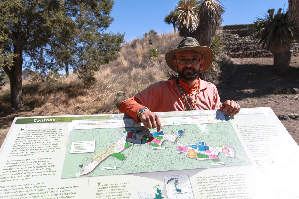 Rafael devant le plan de la cité. Nous marcherons presque trois heures pour en faire le tour - Cantona