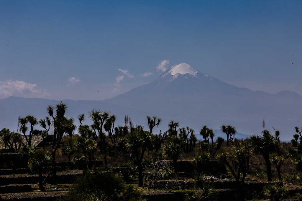 Au loin, le Pico de Orizaba, glacier permanent, point culminant du Mexique avec 5760 m d’altitude.  - Cantona