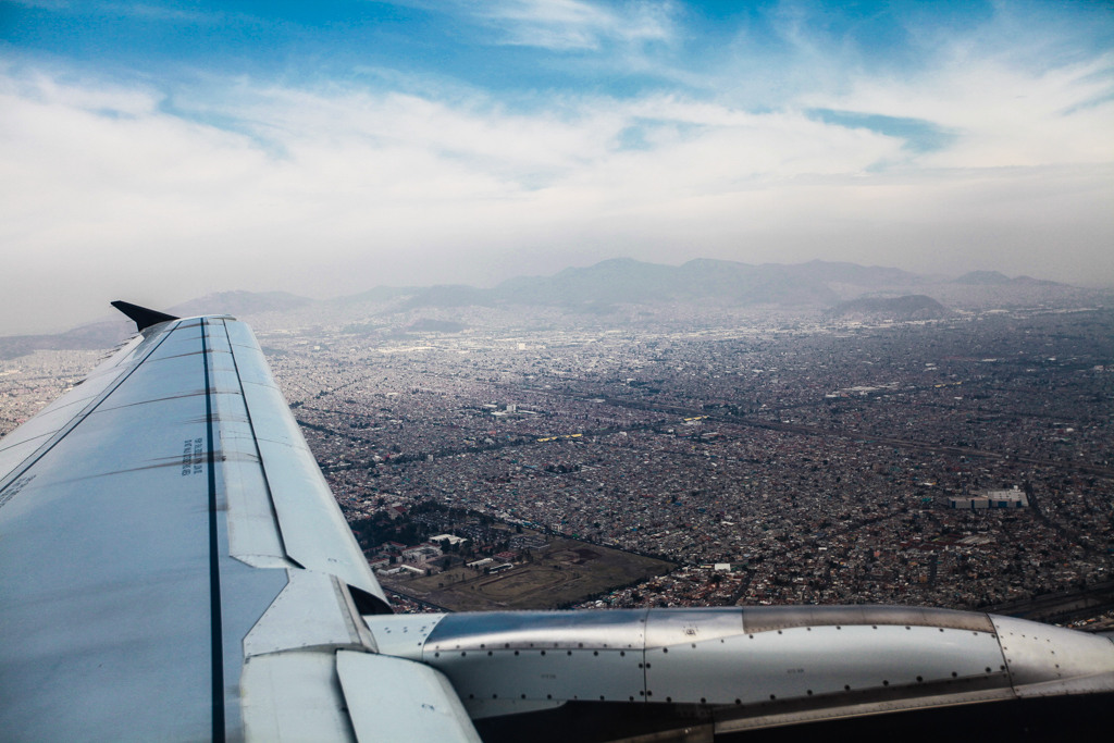 Décollage au dessus de la mégalopole de Mexico qui compte plus de 20 millions d’habitants - El Fuerte