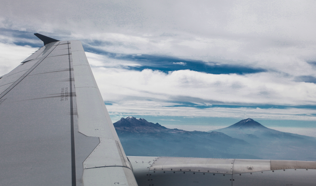 Avant que l’avion ne vire sur l’aile pour prendre cap au Nord, une petite vue sur l’Ixta et le Popo qui dominent de leurs plus de 5000 mètres la cuvette de Mexico - El Fuerte