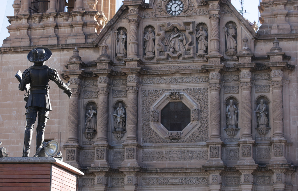 Le fondateur de la ville regarde la cathédrale - Basaseachic et Chihuahua