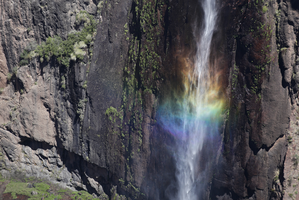 Diffraction de la lumière dans les eaux tumultueuses de la cascade - Basaseachic et Chihuahua