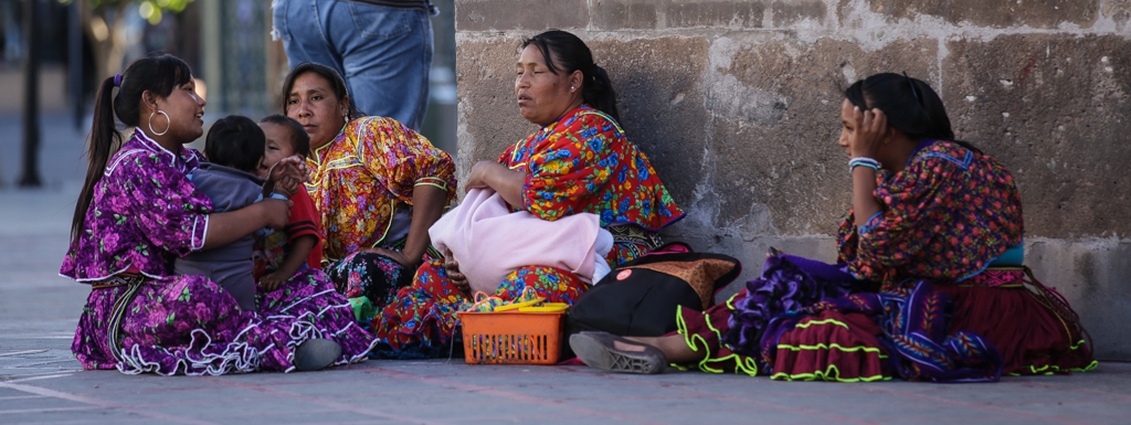 Indiens Tarahumaras devant la cathédrale - Basaseachic et Chihuahua