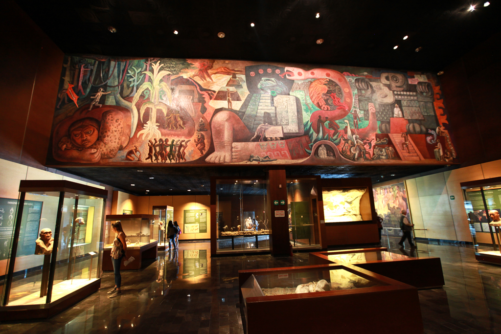 Dans la première salle, introduction à la méso-amérique, une peinture murale de toute beauté - Mexico