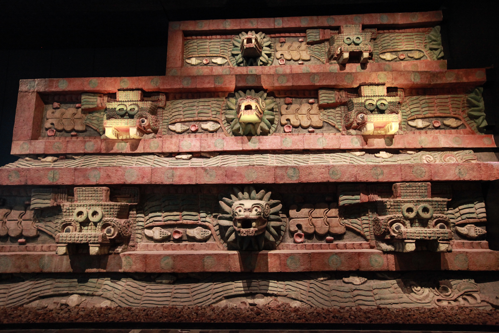 Dans la salle Teotihuacan, la réplique du temple de Quetzalcoatl - Mexico