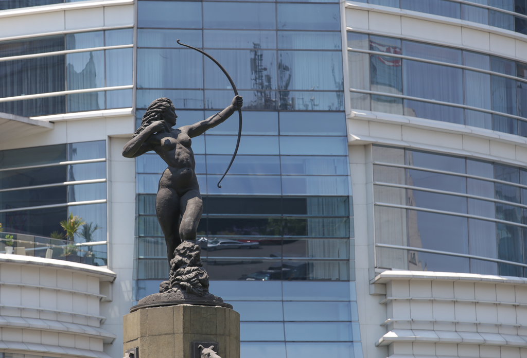 Fuente de la Diana Cazadora. Le modèle qui a servi pour cette sculpture de Diane chasseresse est devenue la maîtresse du président de la république à cette époque ! - Mexico