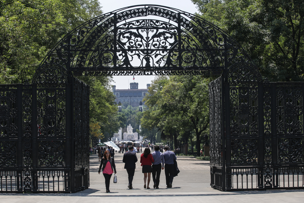 Dans l’axe du Paseo, l’entrée du château de Chapultepec - Mexico