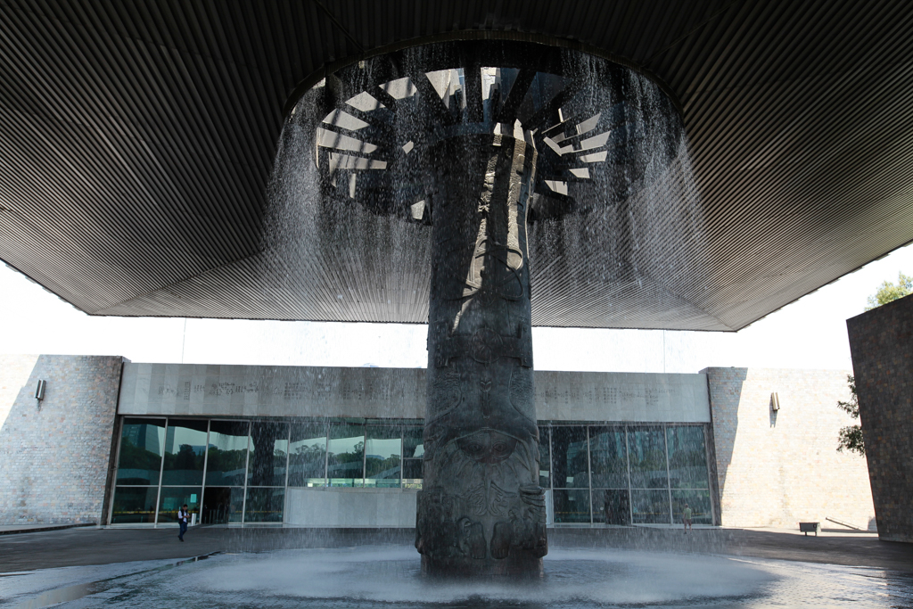 La cour du musée avec son  arbre de pluie - Mexico