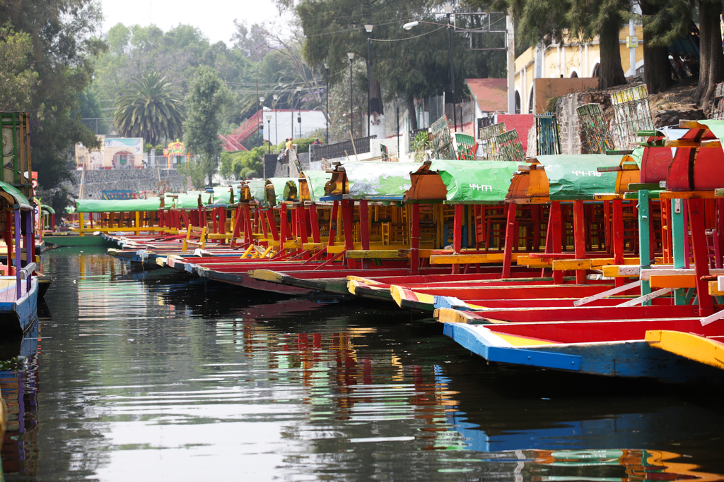 Le week-end toutes les barges sont de sortie... il faut alors imaginer les embouteillages ! - Sud de Mexico