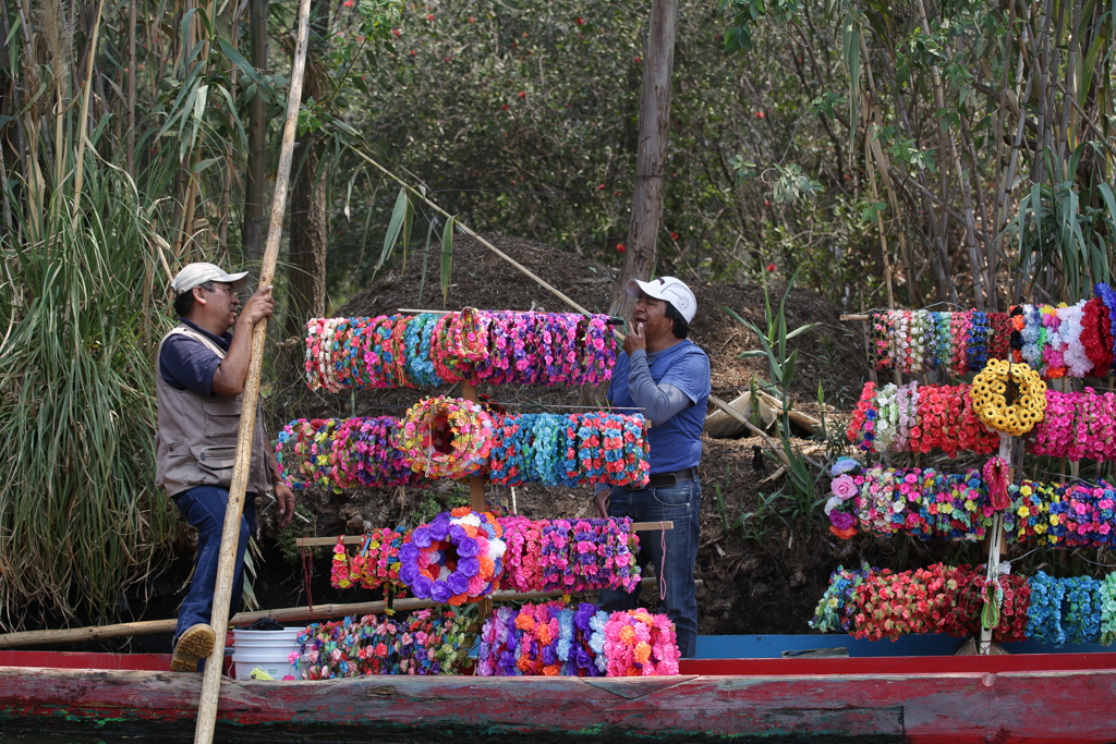 Le long des canaux ont trouve de tout, marchands de fleurs, de poupées, de maïs ... - Sud de Mexico