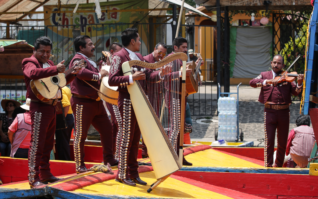 Des mariachis proposent leurs services et montent à bord. C’est 120 pésos (soit 6 euros) la chanson ! - Sud de Mexico