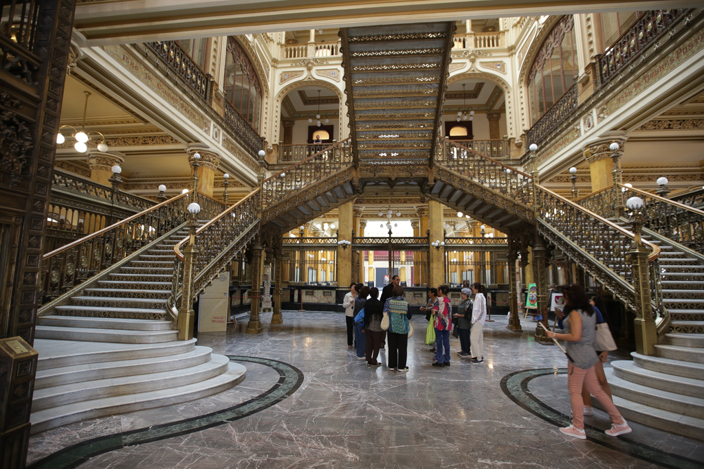 Le grand escalier central du Palacio de los Correos - Centre historique de Mexico