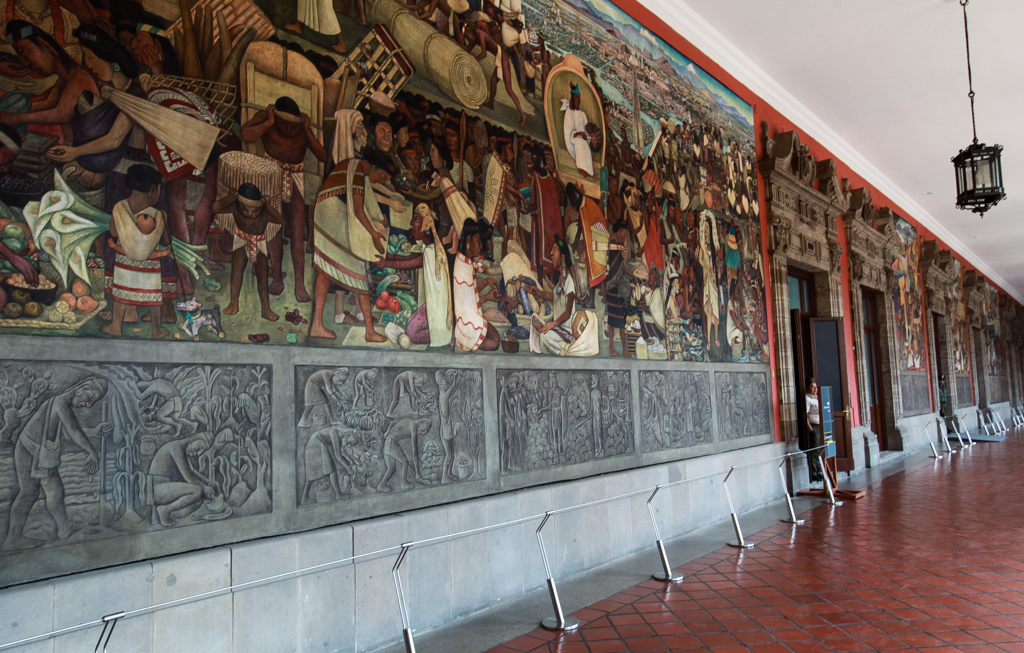 Vue d’ensemble de l’un des côtés de la galerie du premier étage du Palacio National - Centre historique de Mexico