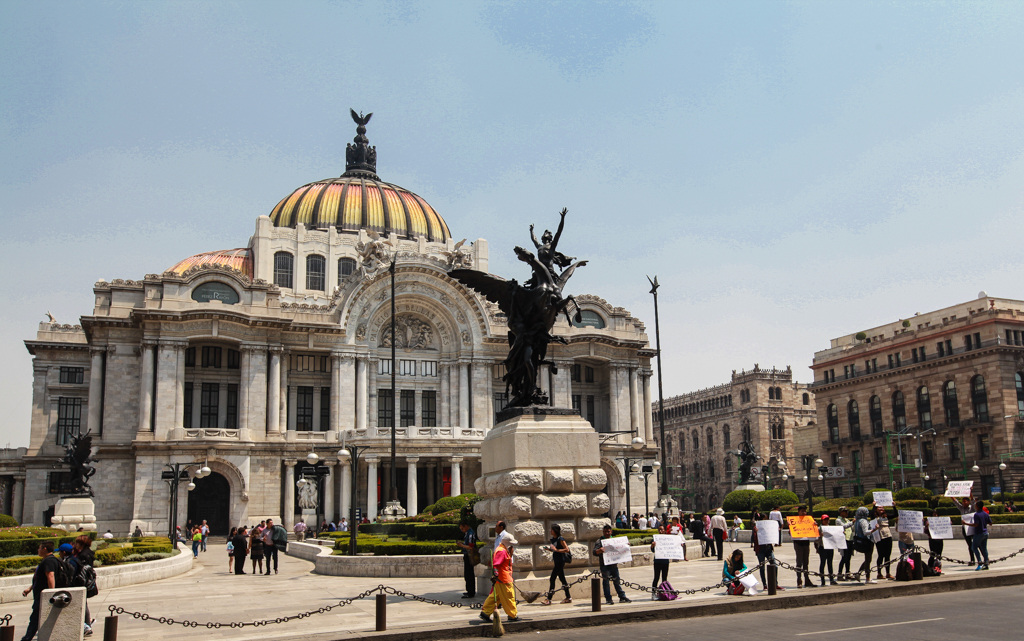 Devant le Palacio de Bellas Artes, avec une manifestation d’étudiants pas contents ! - Centre historique de Mexico