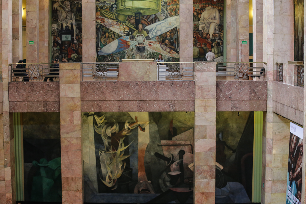 Dans le grand patio central du bâtiment, en haut une fresque de Rivera (l’Homme à la croisée des chemins - 1934) et en bas une fresque de Tamayo (le Mexique d’aujourd’hui – 1953) - Centre historique de Mexico