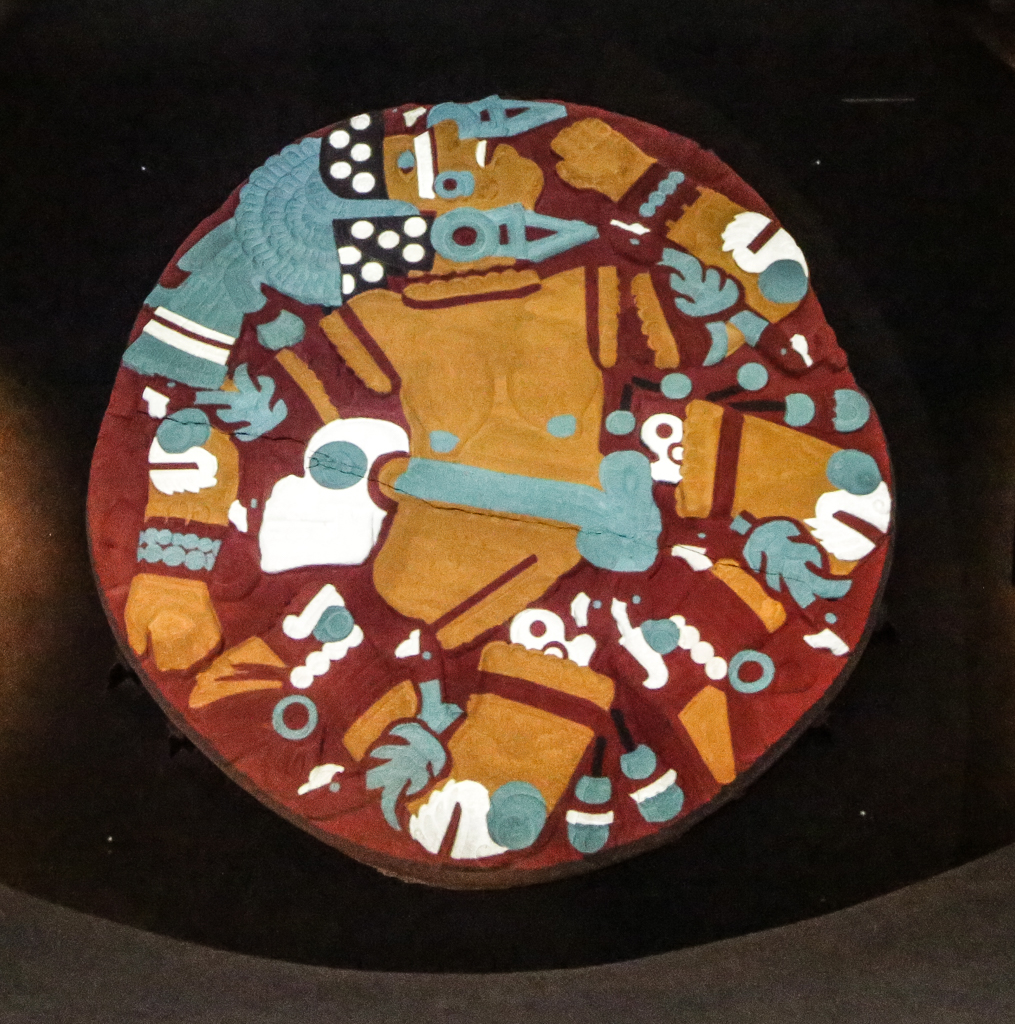 La pierre de Coyolxauhqui, éclairée par des spots de couleur. C’est l’autre pièce importante de ce musée - Centre historique de Mexico