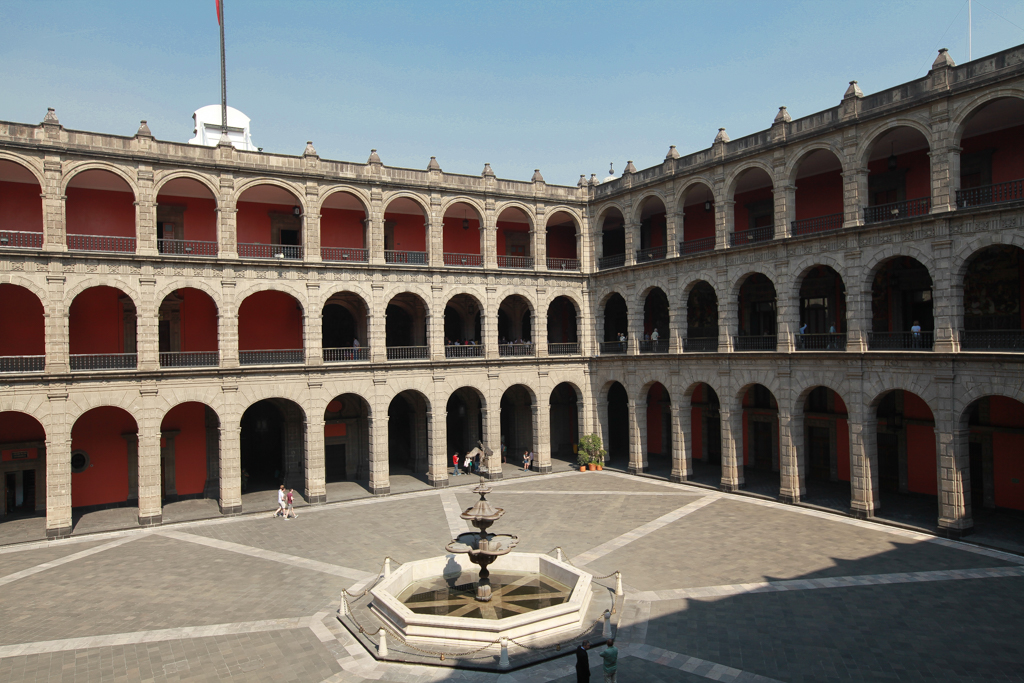 Vue d’ensemble de la grande cour intérieure du Palacio National - Centre historique de Mexico
