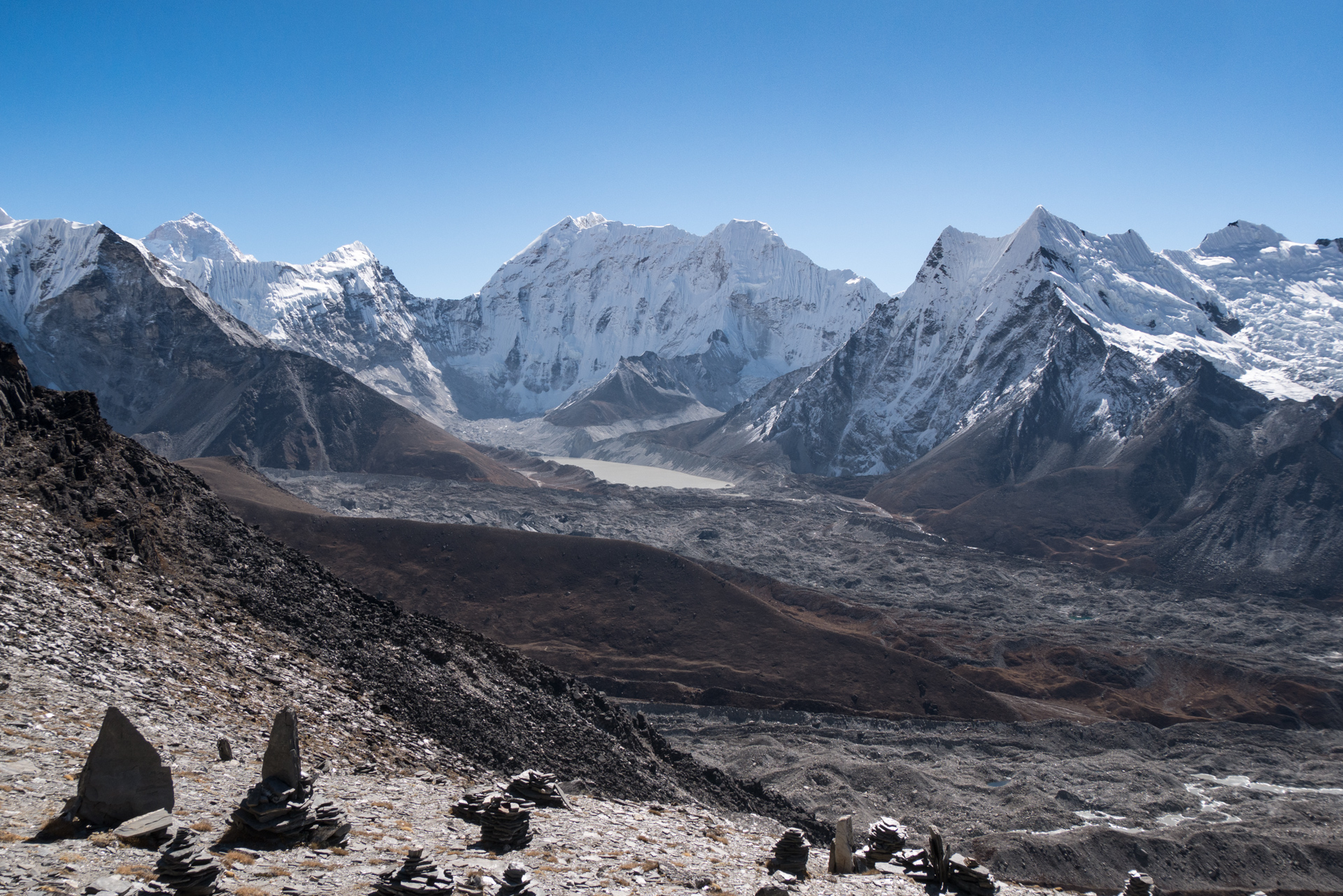 Depuis le col, vue sur la moraine parcourue hier - Le Chhukung Ri