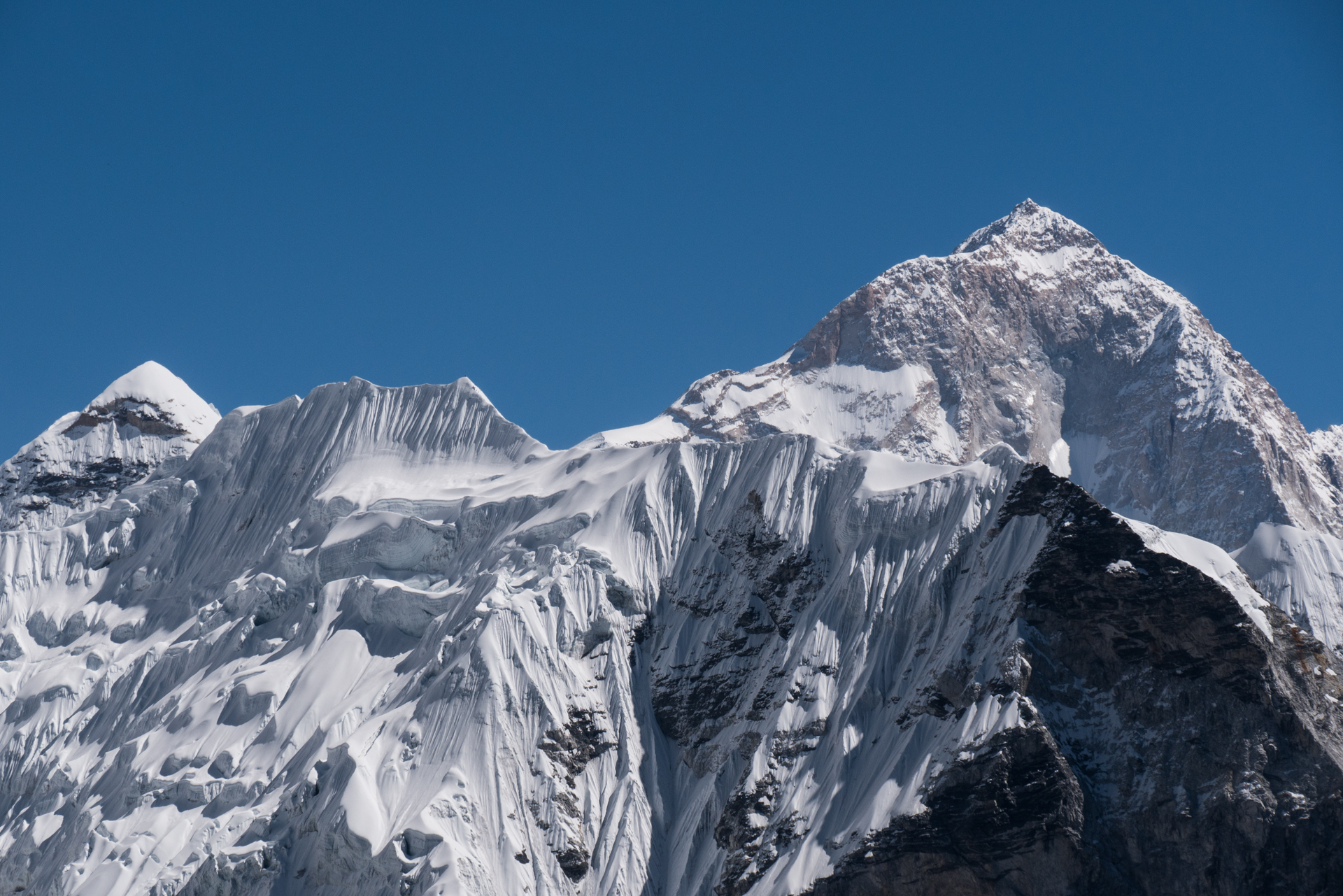 Zoom sur la face ouest du Makalu - Le Chhukung Ri