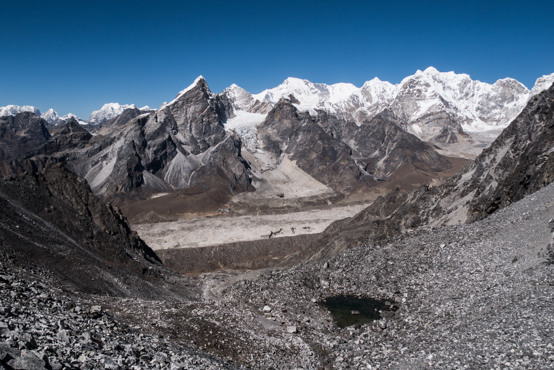 On aperçoit Lobuche - Le Kongma la