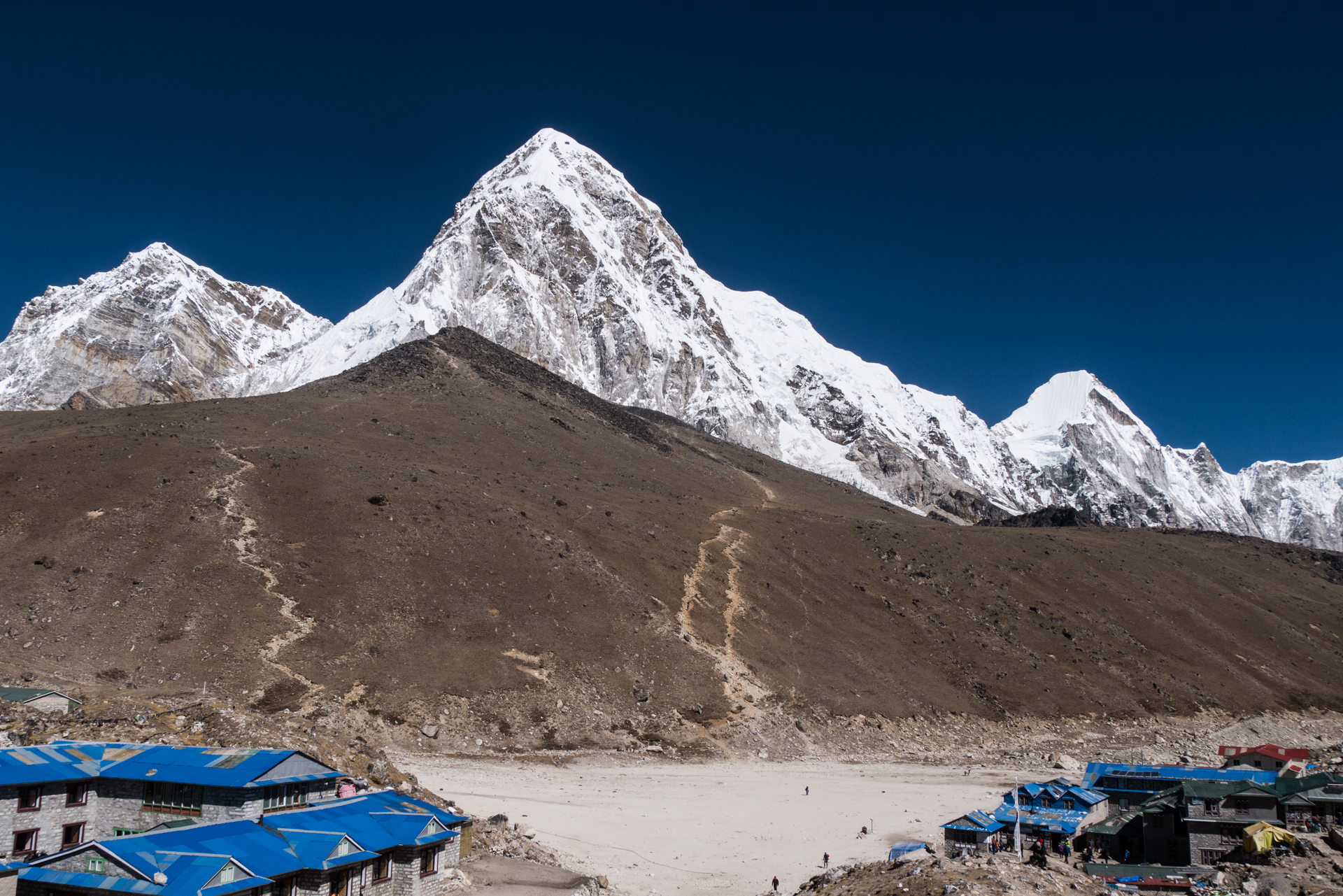 Le chemin de droite monte au Kalla Patthar - Lobuche, Kala Patthar, Gorak Chep