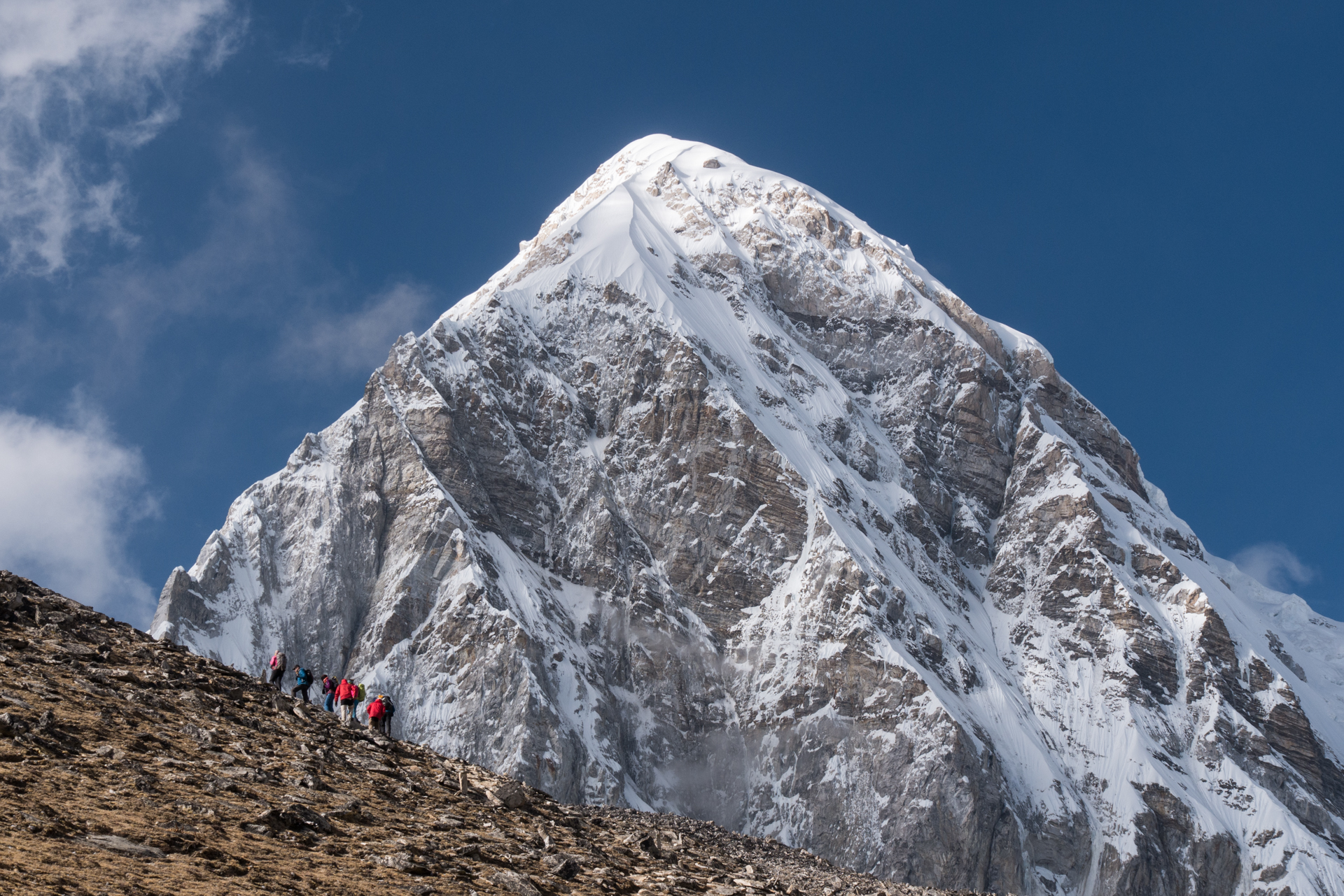 Les trekkeurs paraissent petits devant le Pumori - Lobuche, Kala Patthar, Gorak Chep