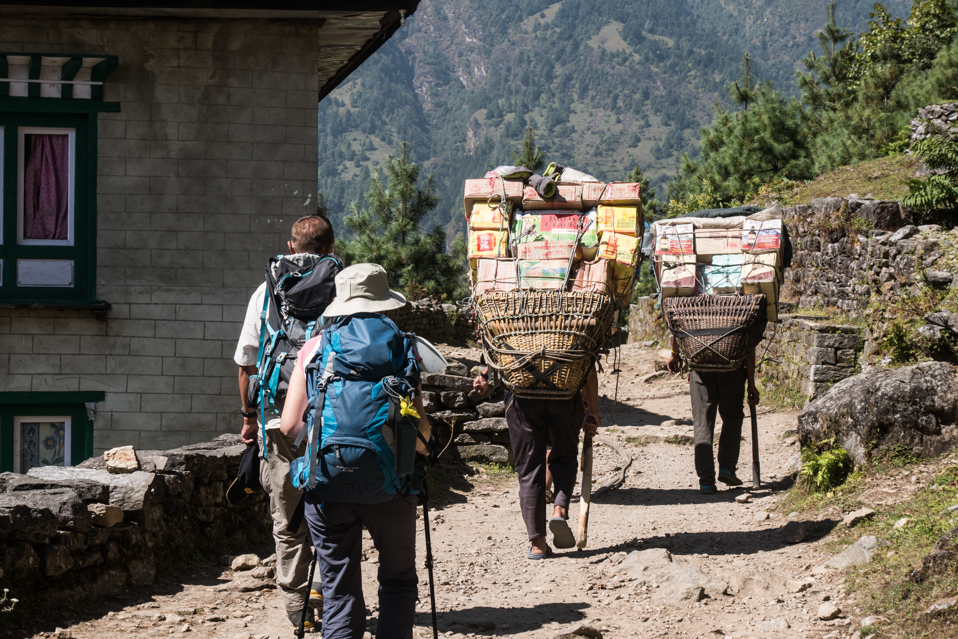Porteurs ravitaillant les villages - De Kathmandu à Phakding