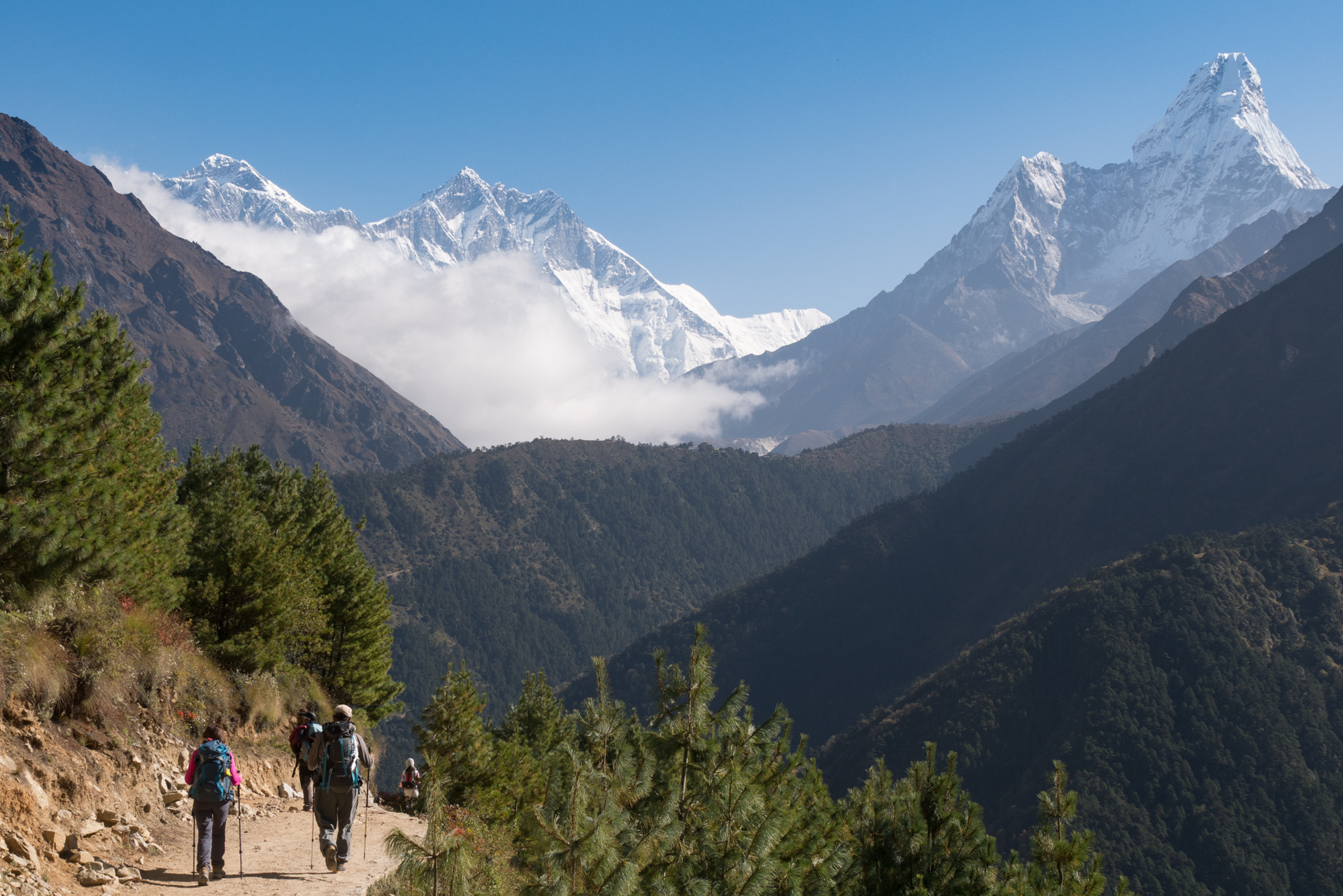 Le chemin avec la pointe de l'Everest (à gauche) et l'Ama Dablam - Trek > Tengboche