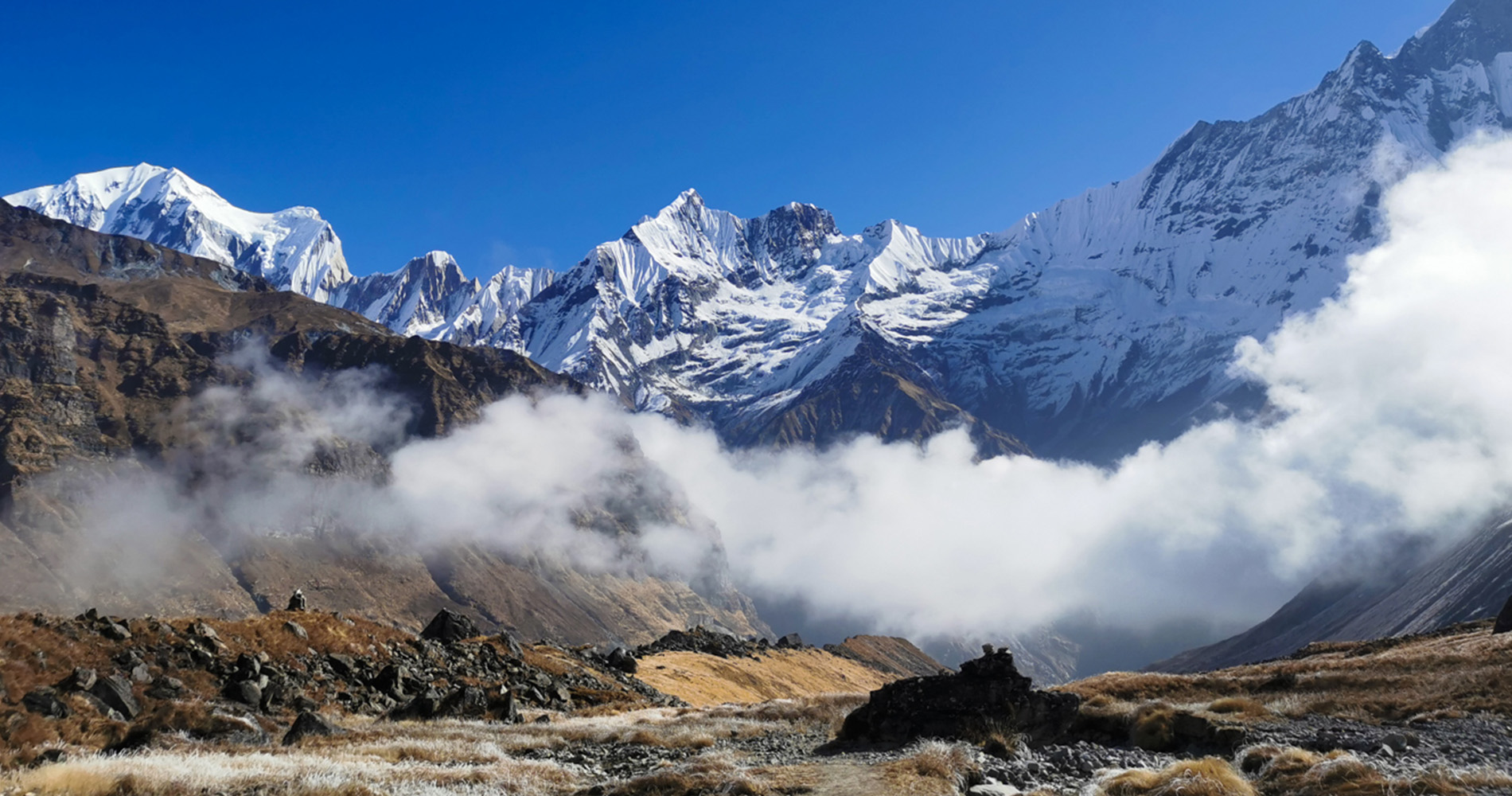 De gauche à droite : Annapurna III, Ghandarwa Chuli et Machhapuchare