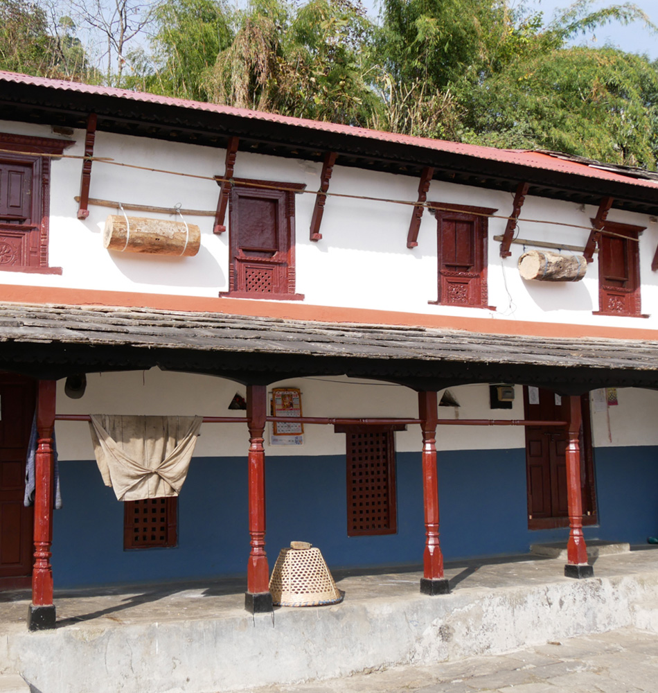 Maisons traditionnelles avec des ruches à l'étage