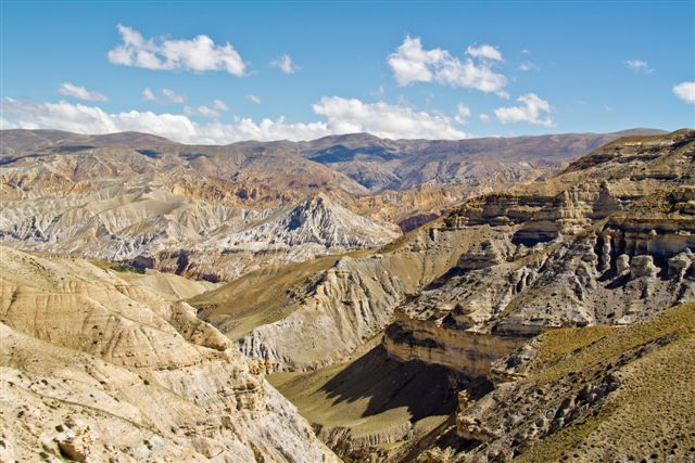 Peu après avoir quitté Lo Mantang, le paysage devient spectaculaire