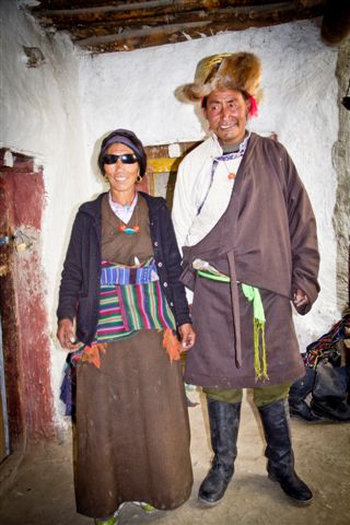 Tenues traditionnelles et lunettes de soleil