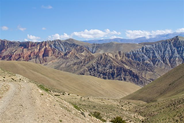 Premières vues sur les falaises colorées.