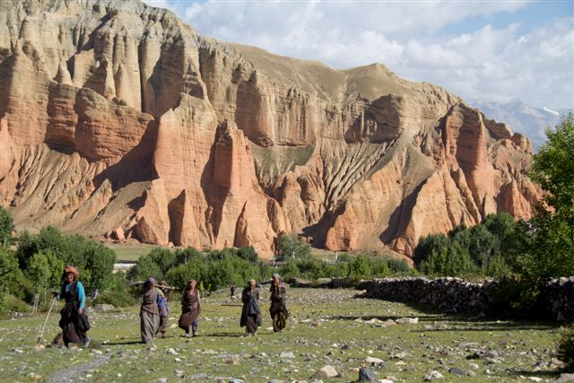 Villageoises près de Dakhmar partant au travail