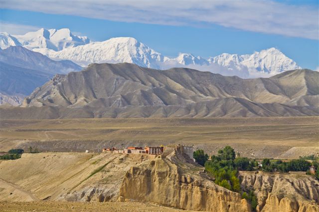 Tsarang avec en fond Nilgiri, Tilicho et Annapurna