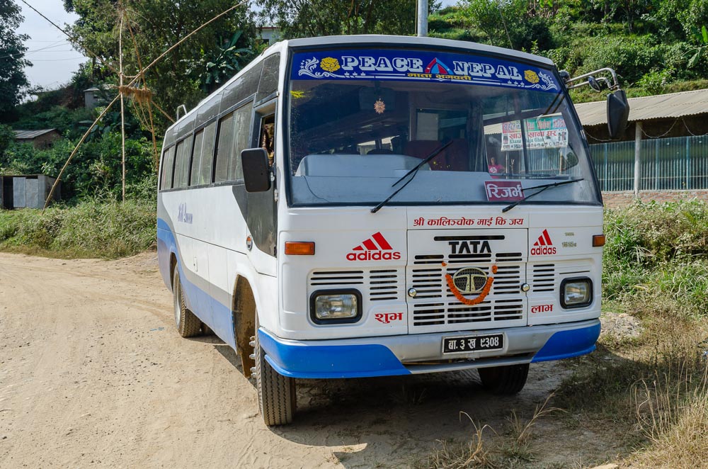 Notre bus - En route pour la vallée de Tsum