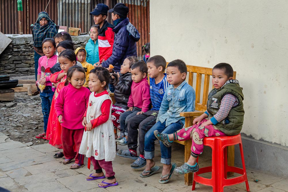 Le coin des enfants qui assistent aux danses - En route pour la vallée de Tsum