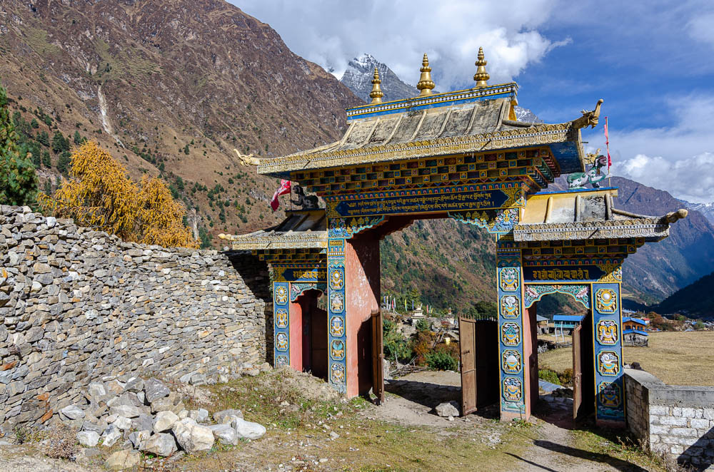 La porte du monastère - De Namrung à Shyala