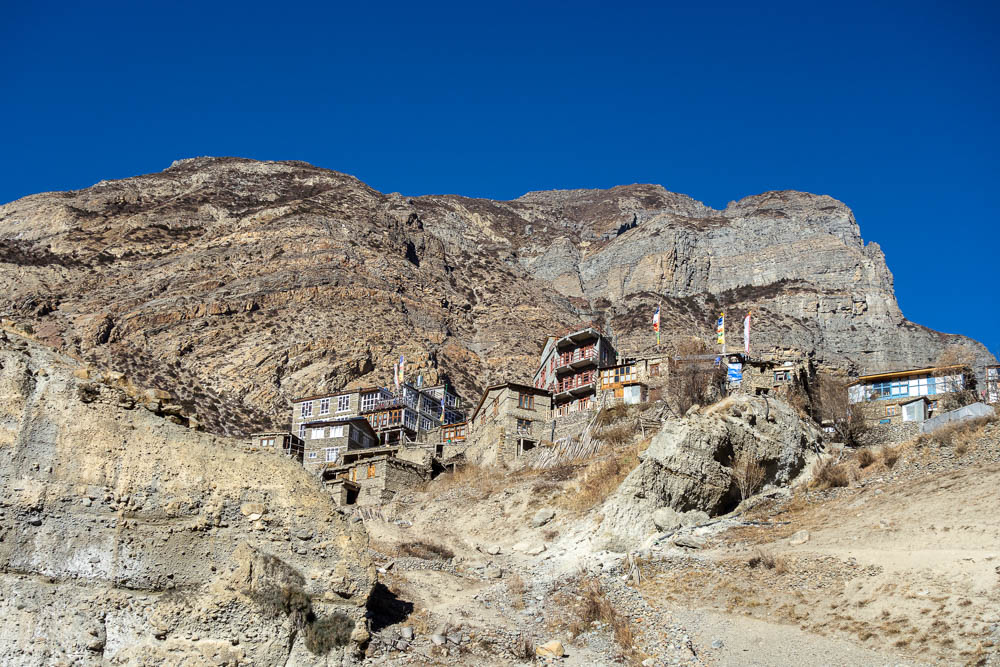 Accroché aux falaises - De Ngawal à Manang