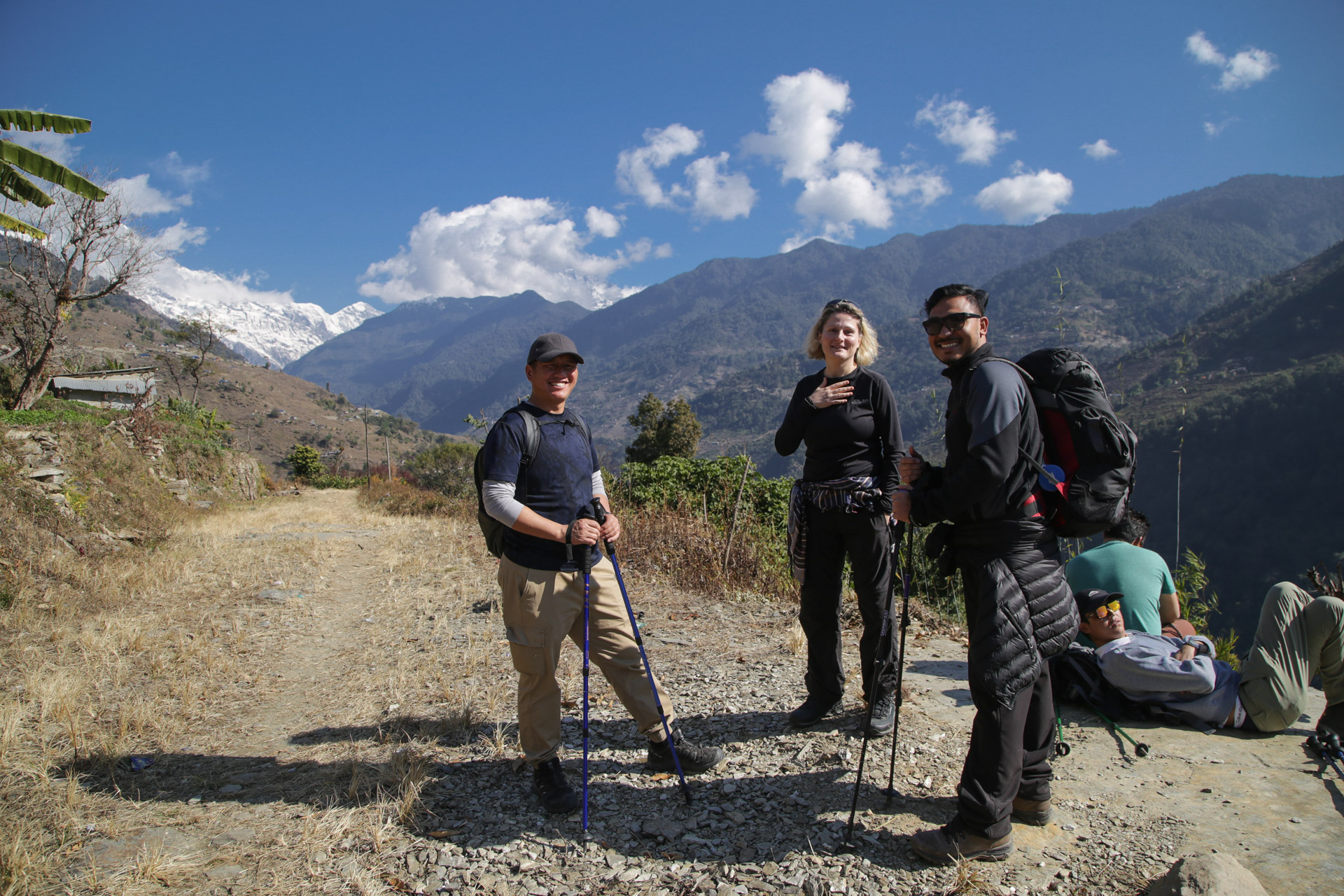 Muriel en grande discussion avec Tashi du Bhoutan et Nirajan du Népal