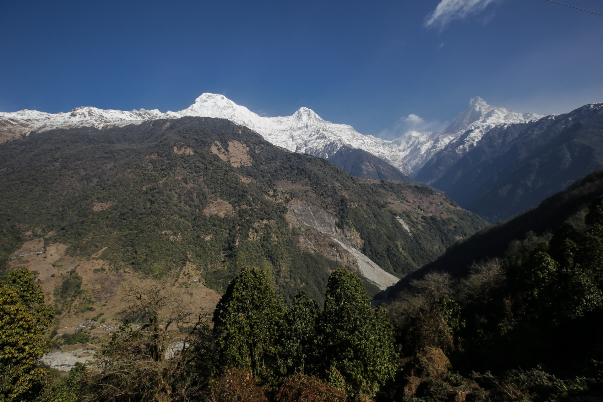 Depuis Kimrung, une profonde vallée qu’il faut traverser pour aller vers ABC (Annapurna Base Camp)